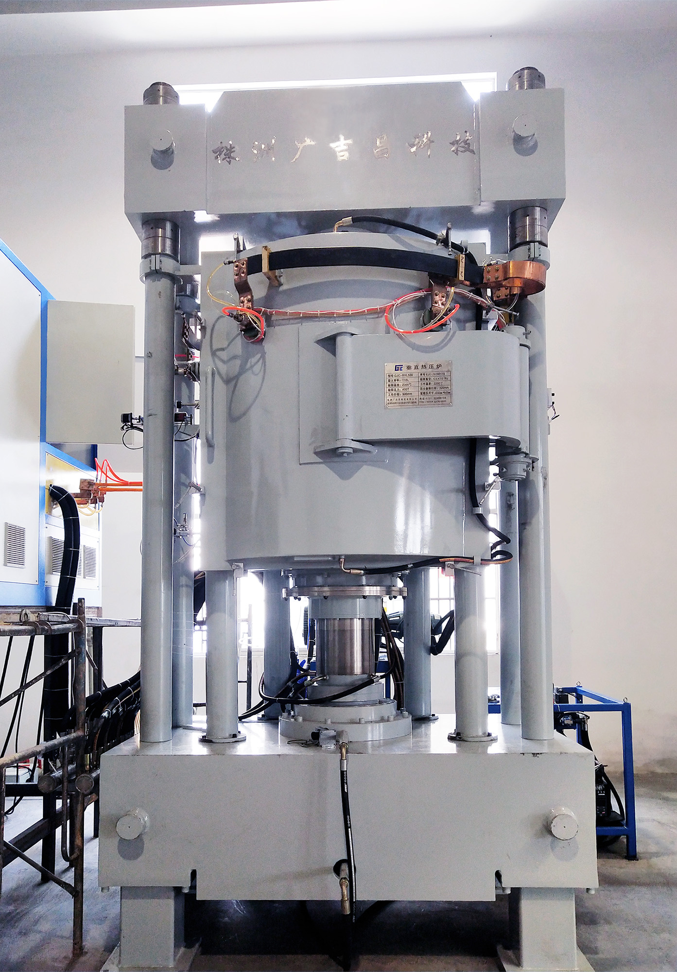 Similarities and differences between vacuum hot pressing sintering furnace and vacuum sintering furnace